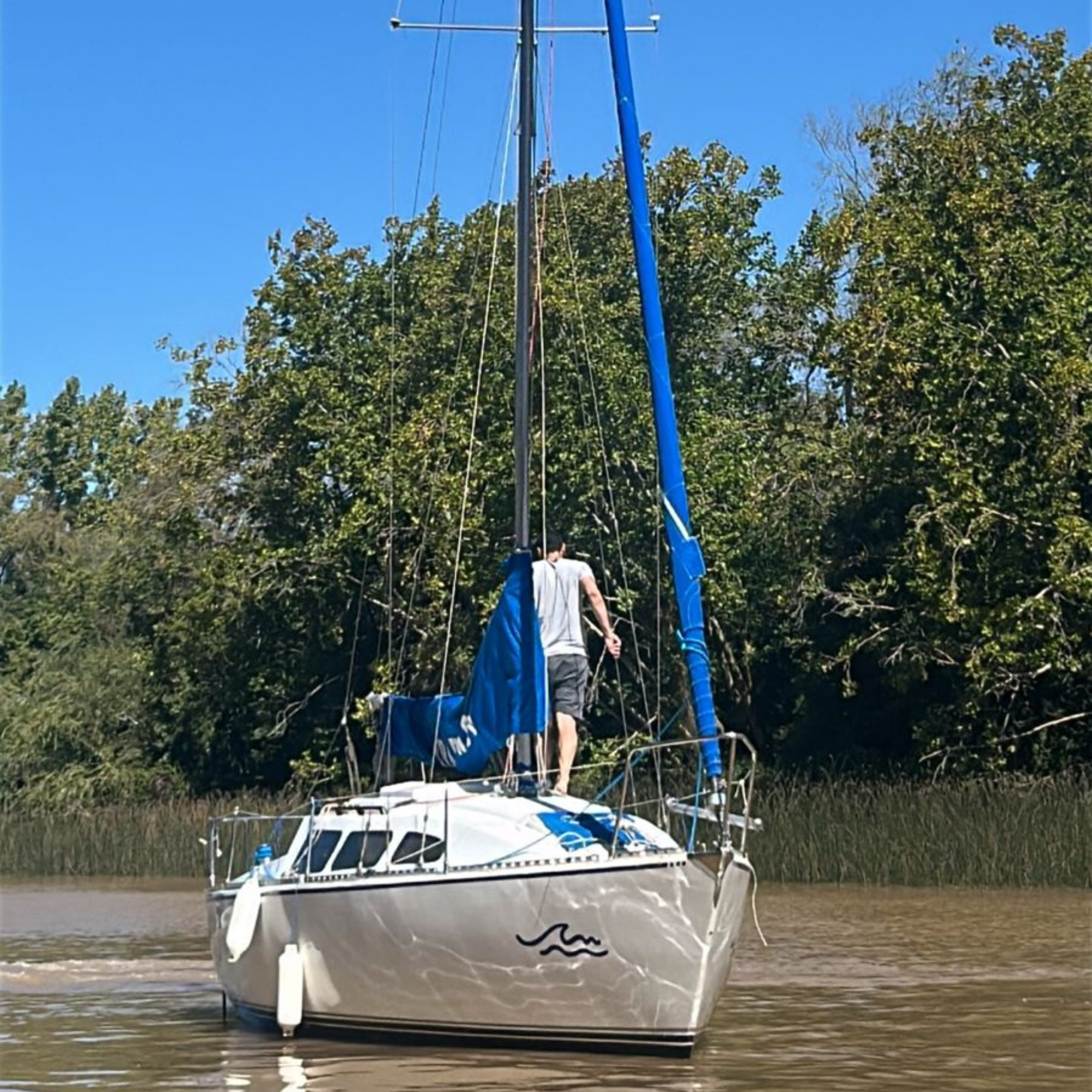 Velero Errabundo navegando por el Río de la Plata
